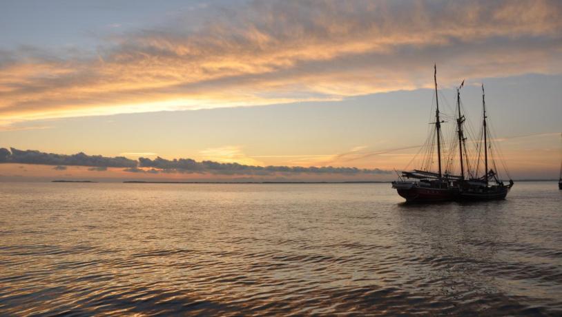 Schiffsbogen im Sonnenuntergang