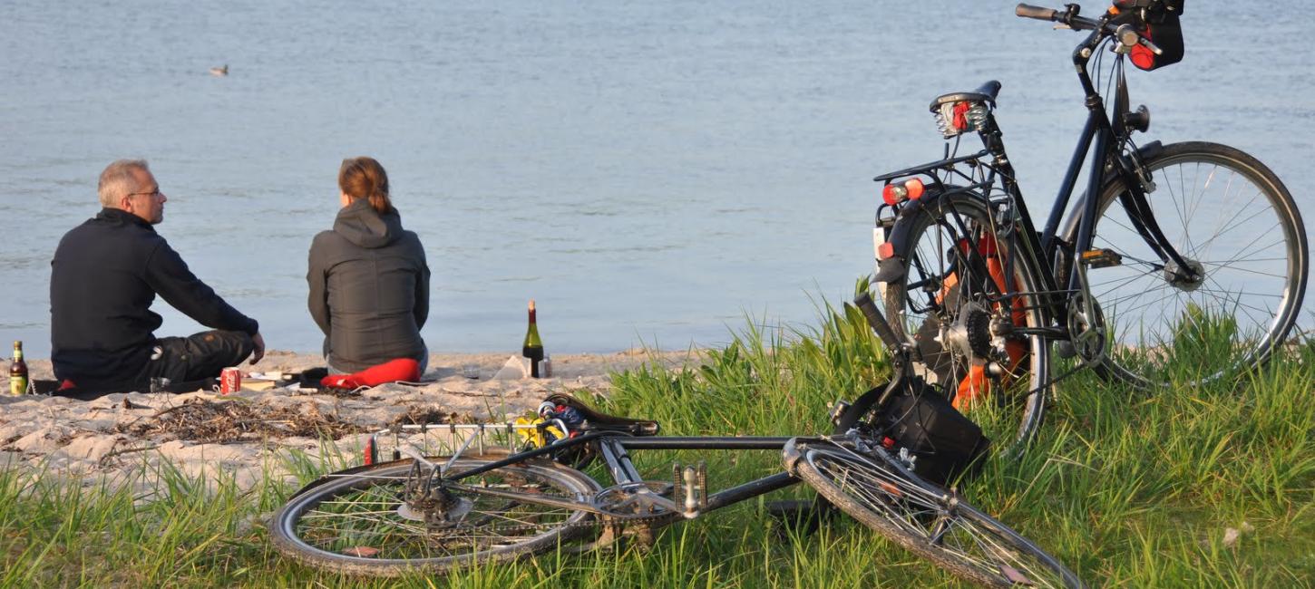 Radfahrer beim Wasser
