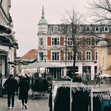 mennesker går rundt i svendborg gågader