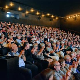 saal mit Menschen