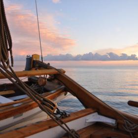 Schiffsbogen im Sonnenuntergang