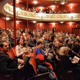 teatersaal mit menschen