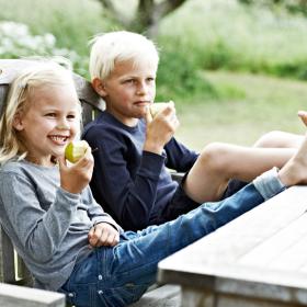 Kinder auf eine bank