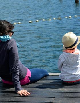 Mutter und Kind beim Wasser