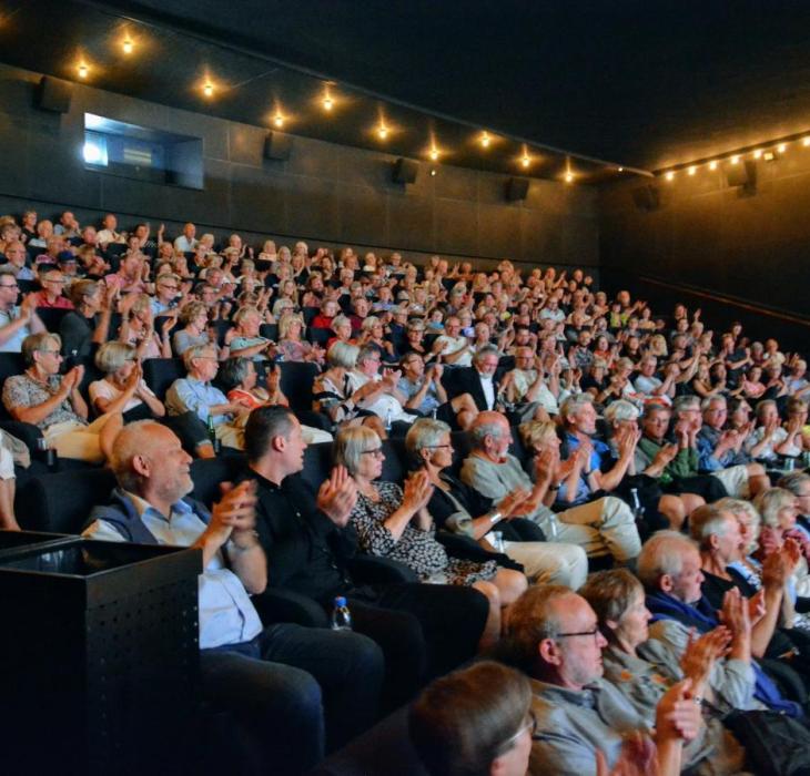 saal mit Menschen