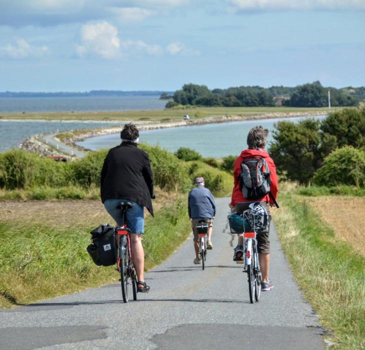 Radfahre auf der Landstrasse